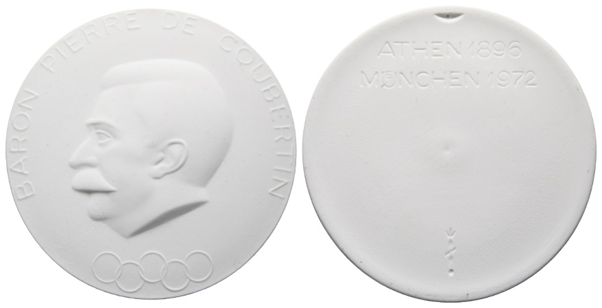  Medaille; Baron Pierre de Coubertin; Olympische Spiele 1972; weißes Porzellan; 58,86 g, Ø 79,6 mm   