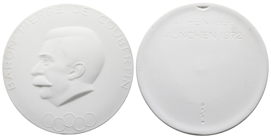  Medaille; Baron Pierre de Coubertin; Olympische Spiele 1972; weißes Porzellan; 56,06 g, Ø 79,5 mm   