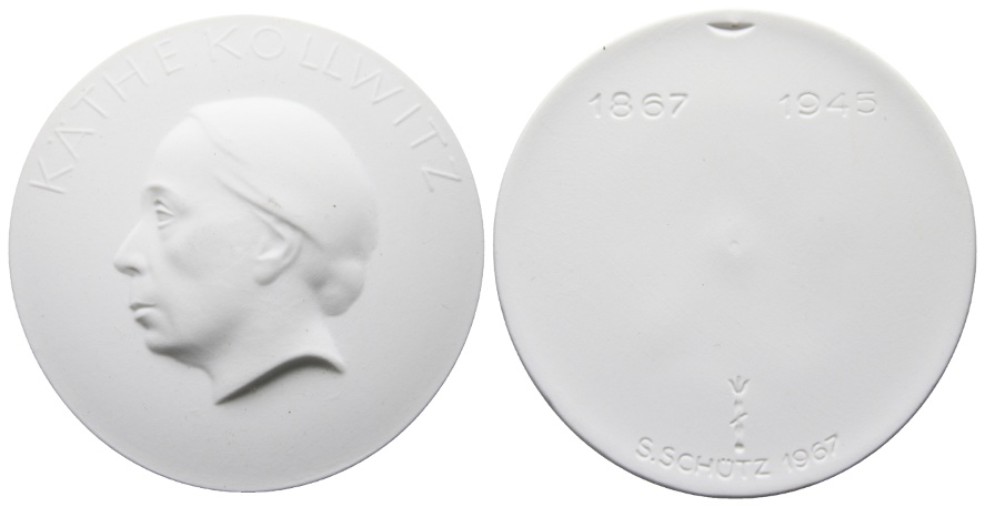  Medaille; Käthe Kollwitz 1967; weißes Porzellan; 57,34 g, Ø 79,7 mm   