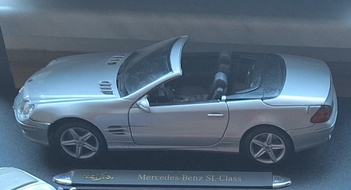  Mercedes-Benz SL-Class 1:18 Maßstab Vitrinestück nicht bespielt NEUEINSTELLUNG   