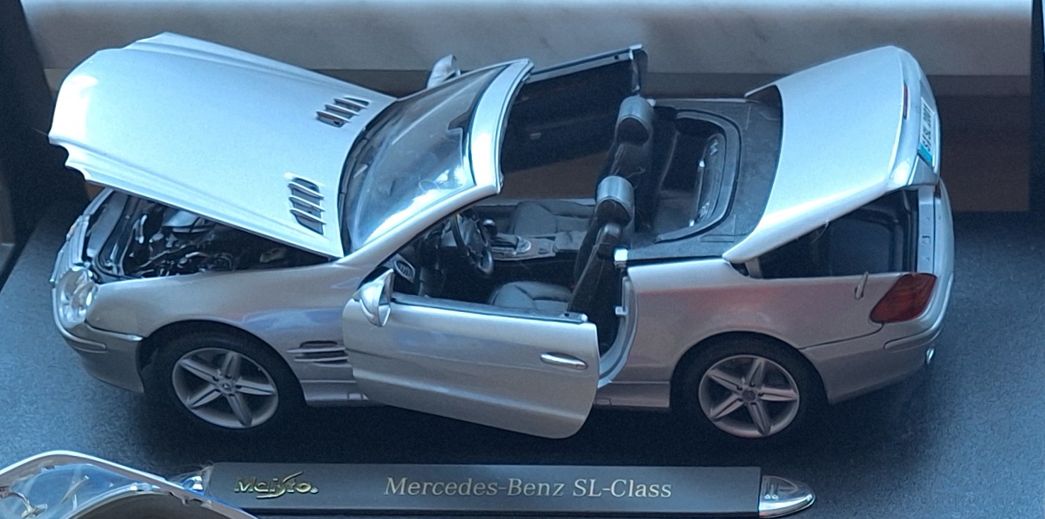  Mercedes-Benz SL-Class 1:18 Maßstab Vitrinestück nicht bespielt NEUEINSTELLUNG   