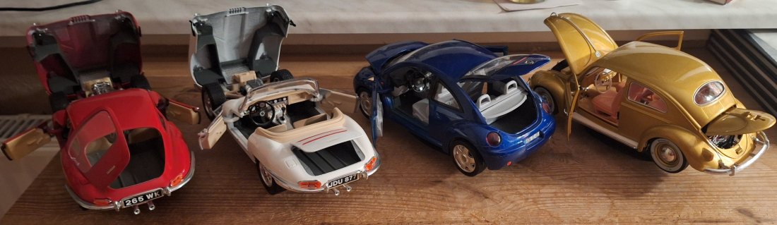  2 Jaguar TypE 2 VW-Beetle 1:18 Maßstab Vitrinestücke nicht bespielt NEUEINSTELLUNG   