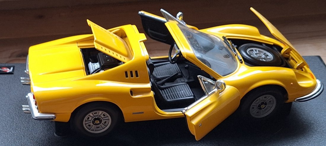  Ferrari Dino 1:18Maßstab, Vitrinestück nicht bespielt NEUEINSTELLUNG   