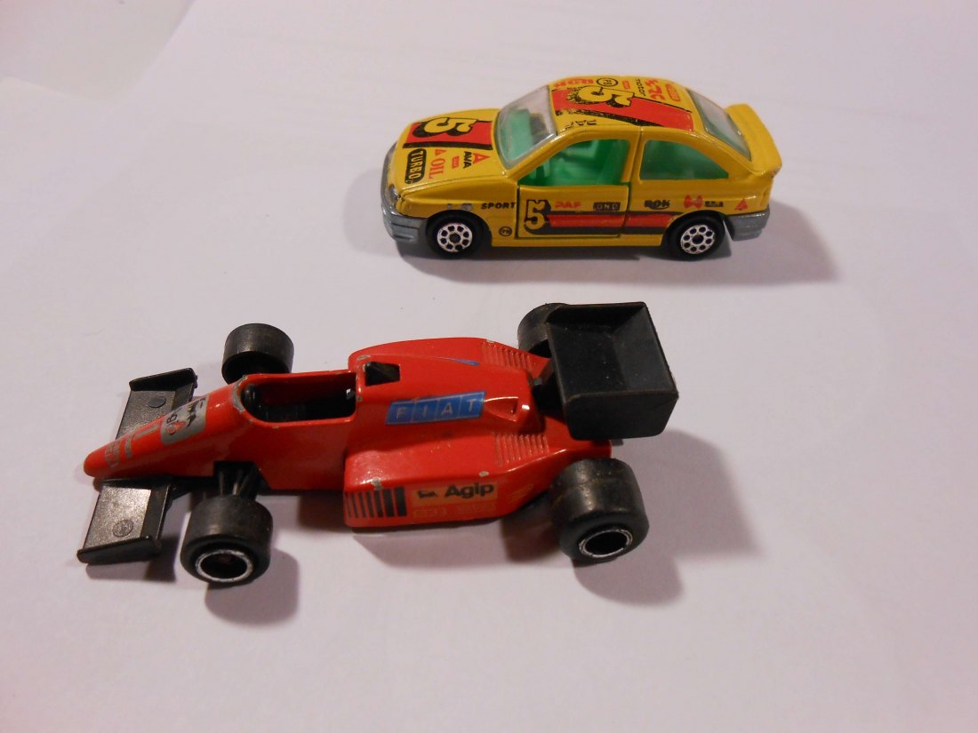  Modellautos Sportwagen (3) 2 Stück Typ: Majorette   