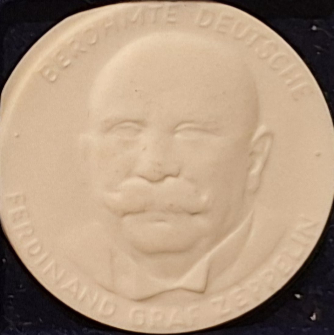  Porzellan-Medaille weiss Meissen: Berühmte Deutsche - Ferdinand Graf von Zeppelin   