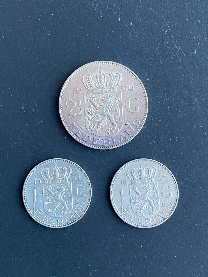  Niederlande, 2,5 Gulden 1960, stgl., 2 x 1 Gulden 1955,57, vz, 28 gr. Silber   