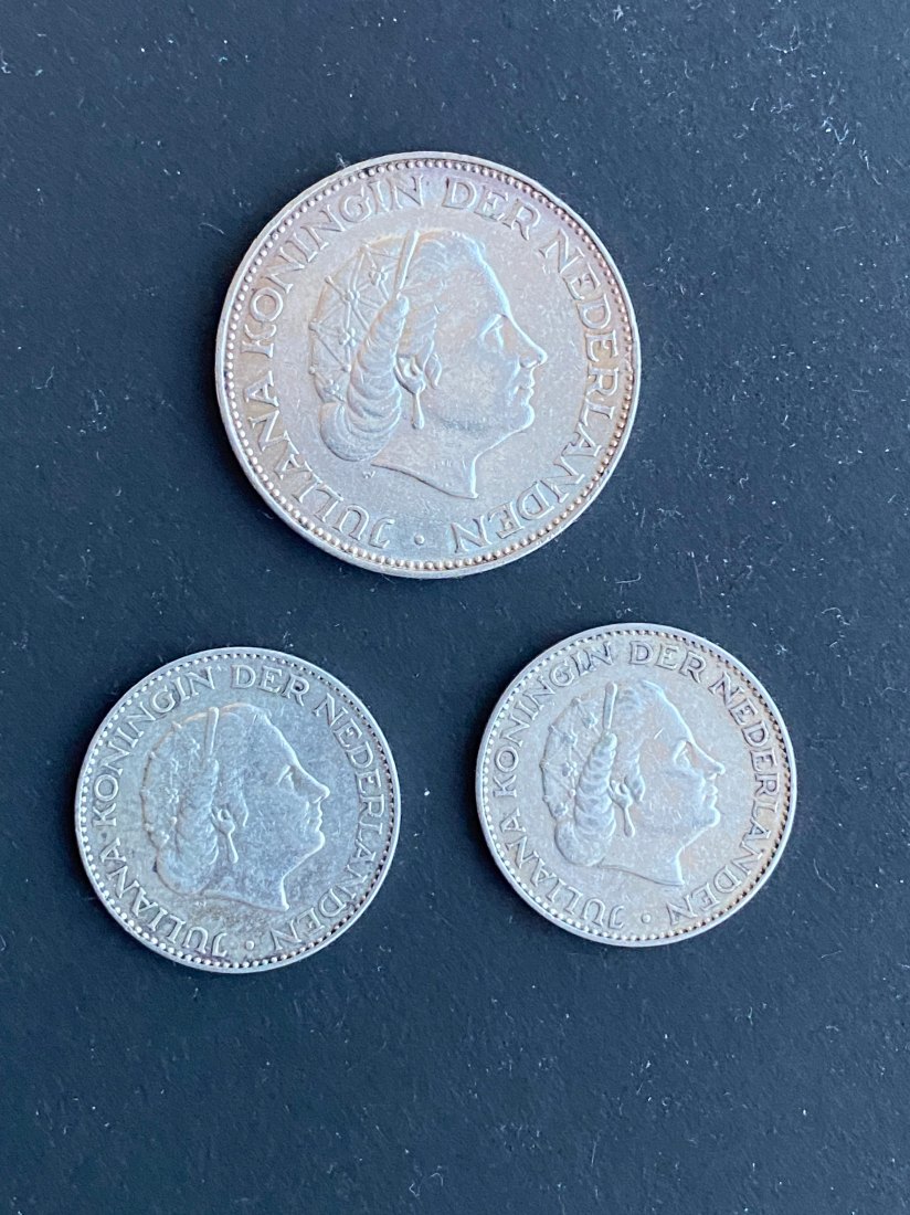  Niederlande, 2,5 Gulden 1960, stgl., 2 x 1 Gulden 1955,57, vz, 28 gr. Silber   
