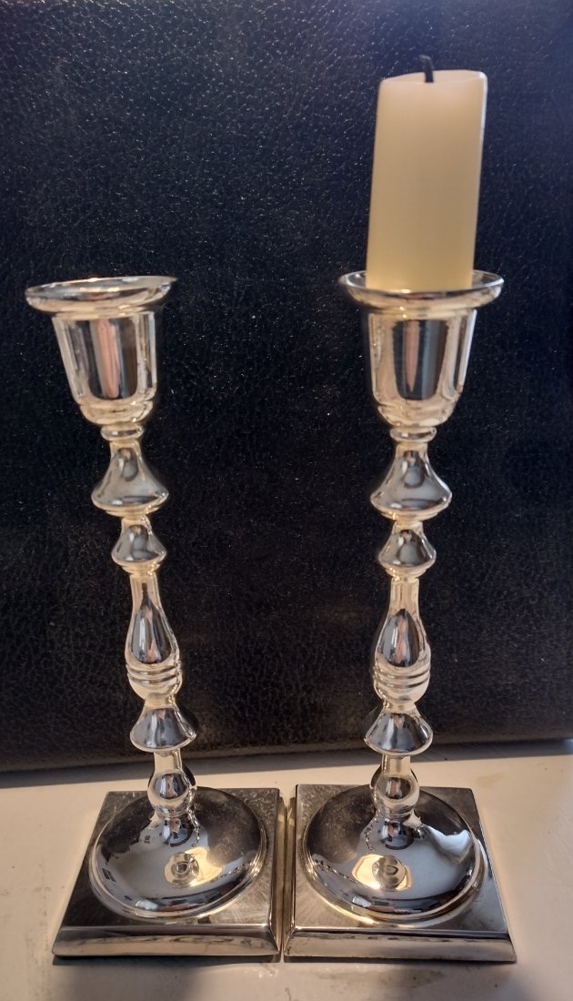  2 Metall-Kerzenständer, versilbert, nie benutzt, für ca 22mm Kerzen   