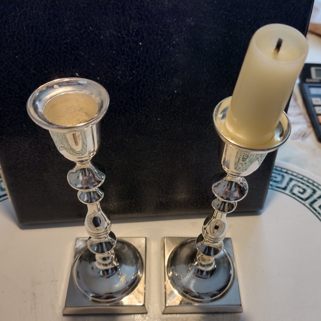  2 Metall-Kerzenständer, versilbert, nie benutzt, für ca 22mm Kerzen   