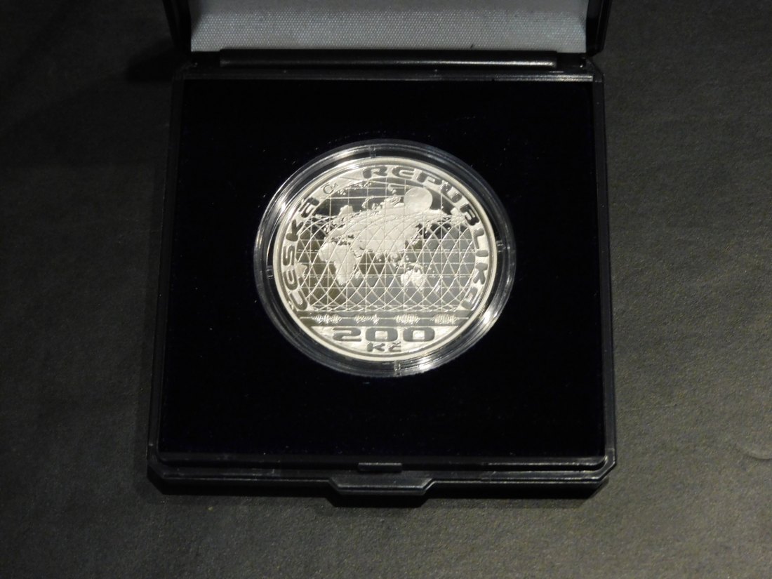  CZECH REPUBLIC 200 KORUN 2007 EARTH SSATELITE.GRADE-PLEASE SEE PHOTOS.   