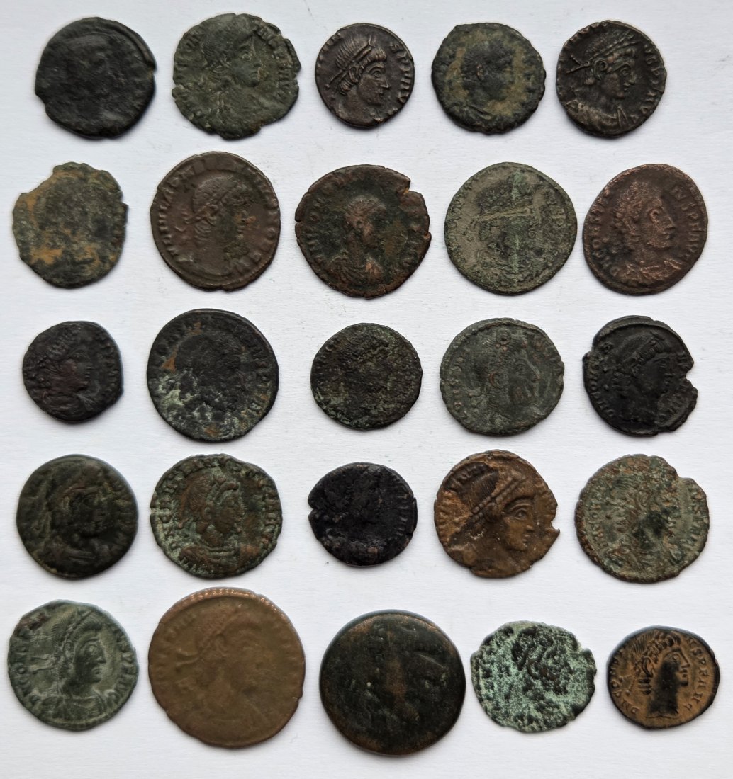  Römer: 25 kleine Kupfer-Kleinmünzen   