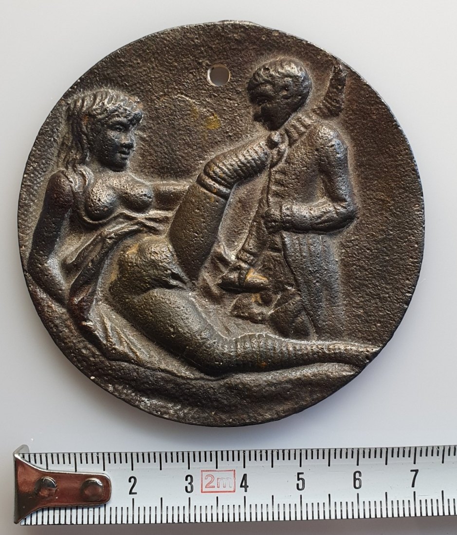  Historische erotische Eisen Plakette 75 mm Durchmesser 87 gr.   