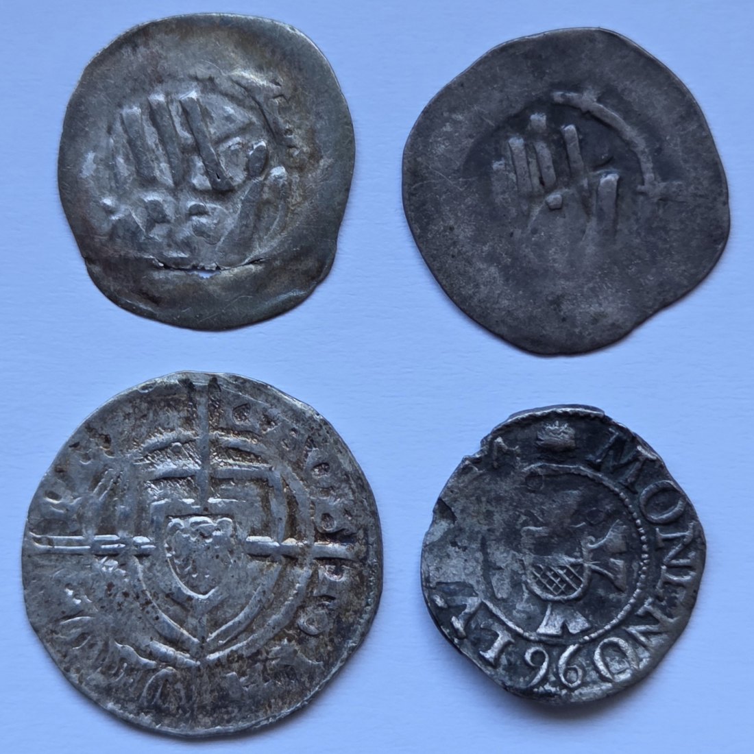  Mittelalter: Lot aus vier kleinen Silbermünzen   