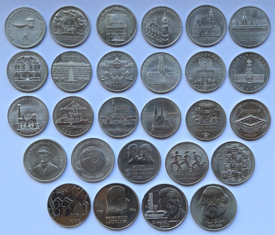  DDR: Großes Lot aus 26 verschiedenen Gedenkmünzen und 1 Jeton   