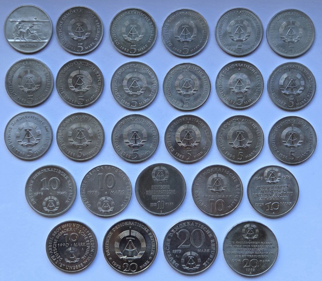  DDR: Großes Lot aus 26 verschiedenen Gedenkmünzen und 1 Jeton   