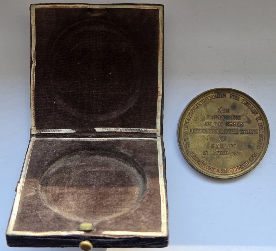 Vergoldete Bronzemedaille auf die erste altkatholische Taufe in Berlin von 1874   