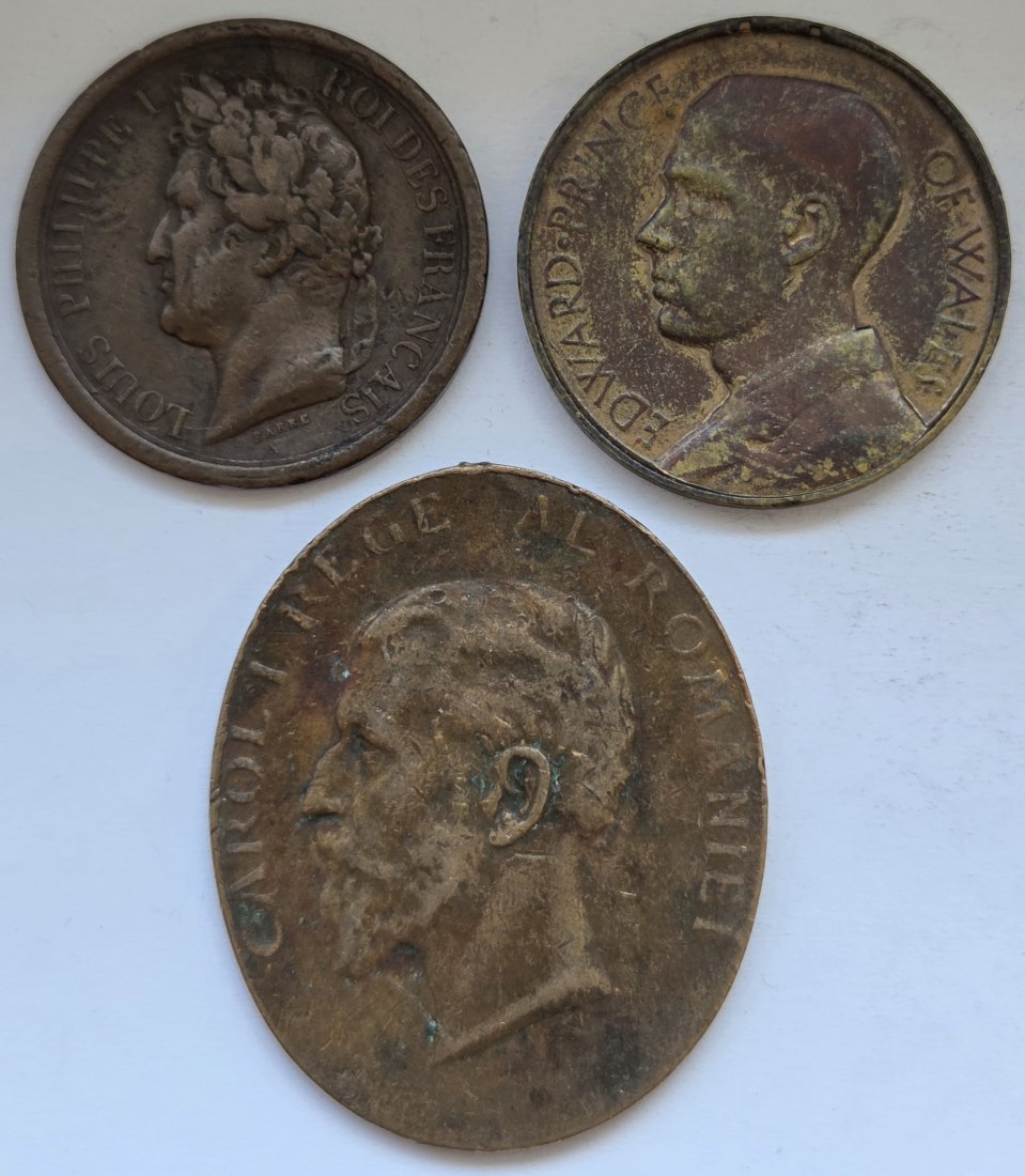  Lot aus drei historischen Medaillen aus Frankreich, Großbritannien und Rumänien   