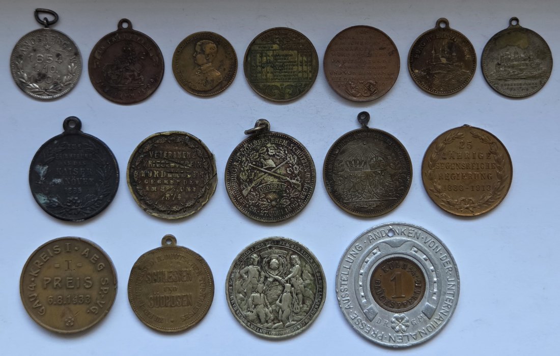  Buntes Lot aus 16 kleinen historischen Medaillen vor 1945   