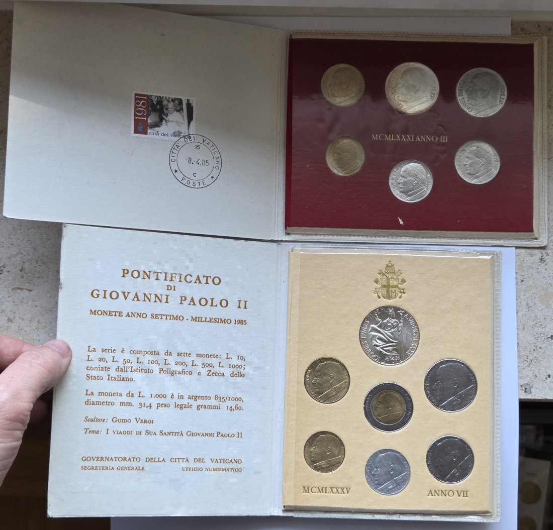  Vatikan: Kursmünzensätze 1981 + 1985, enthalten zusammen 21,4 g Feinsilber   