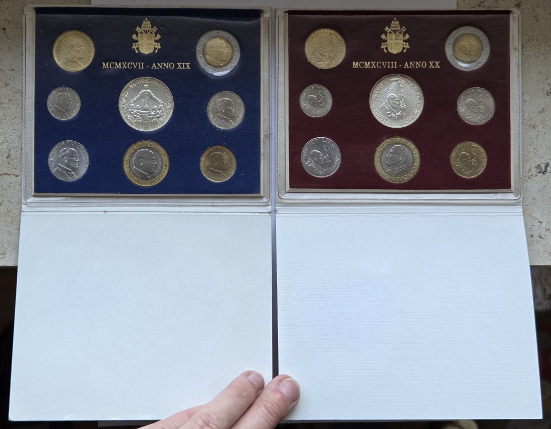  Vatikan: Kursmünzensätze 1997 + 1998, enthalten zusammen 23,4 g Feinsilber   