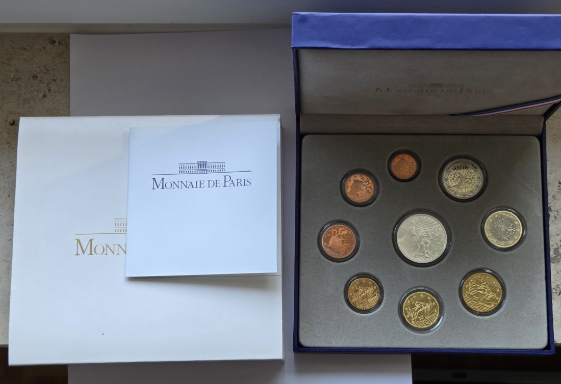  Frankreich: Kursmünzensatz 2010 in Proof/PP mit 15 Euro Semeuse, enthält 13,5 g Feinsilber   