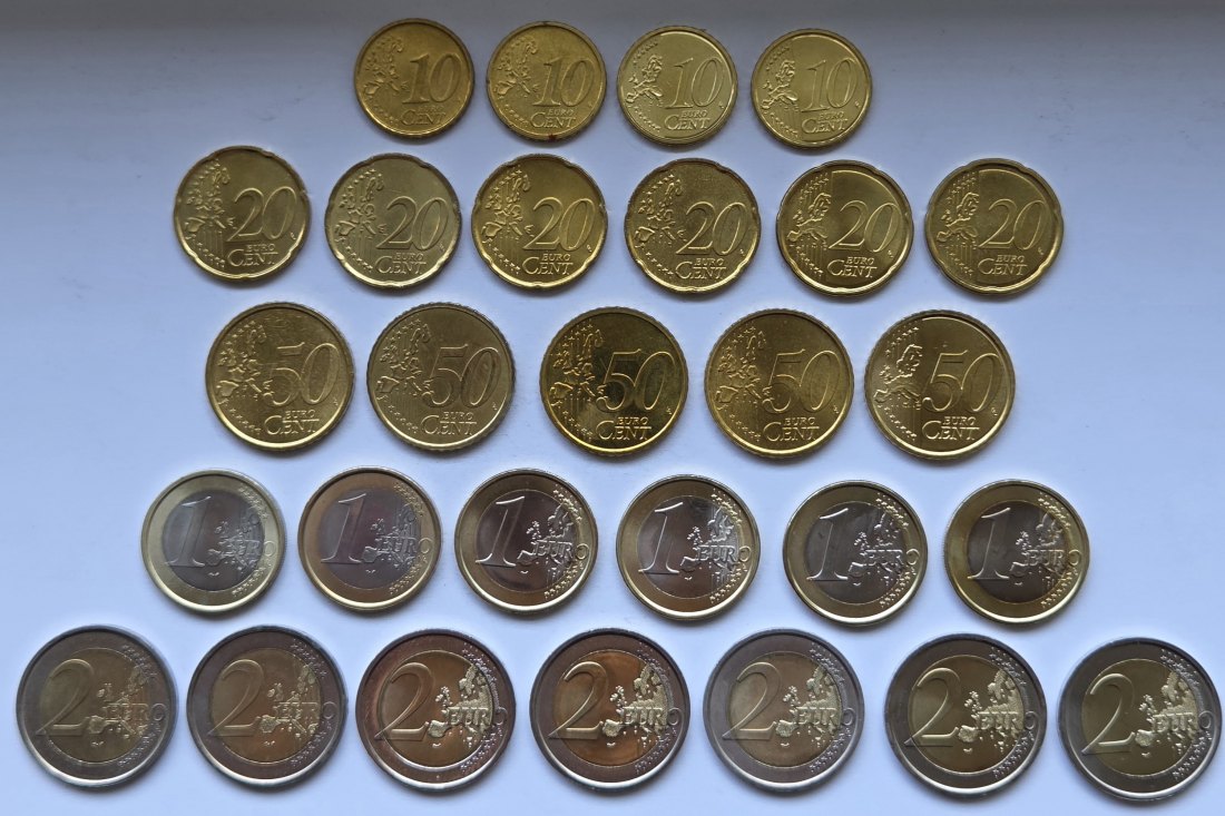  San Marino: Lot aus 28 verschiedenen Jahrgängen Euromünzen, zusammen 24,10 Euro   