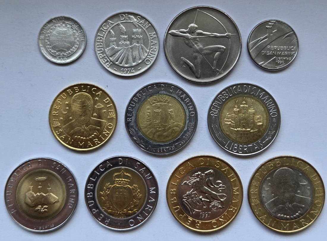  San Marino: Lot aus elf verschiedenen Lire-Münzen   