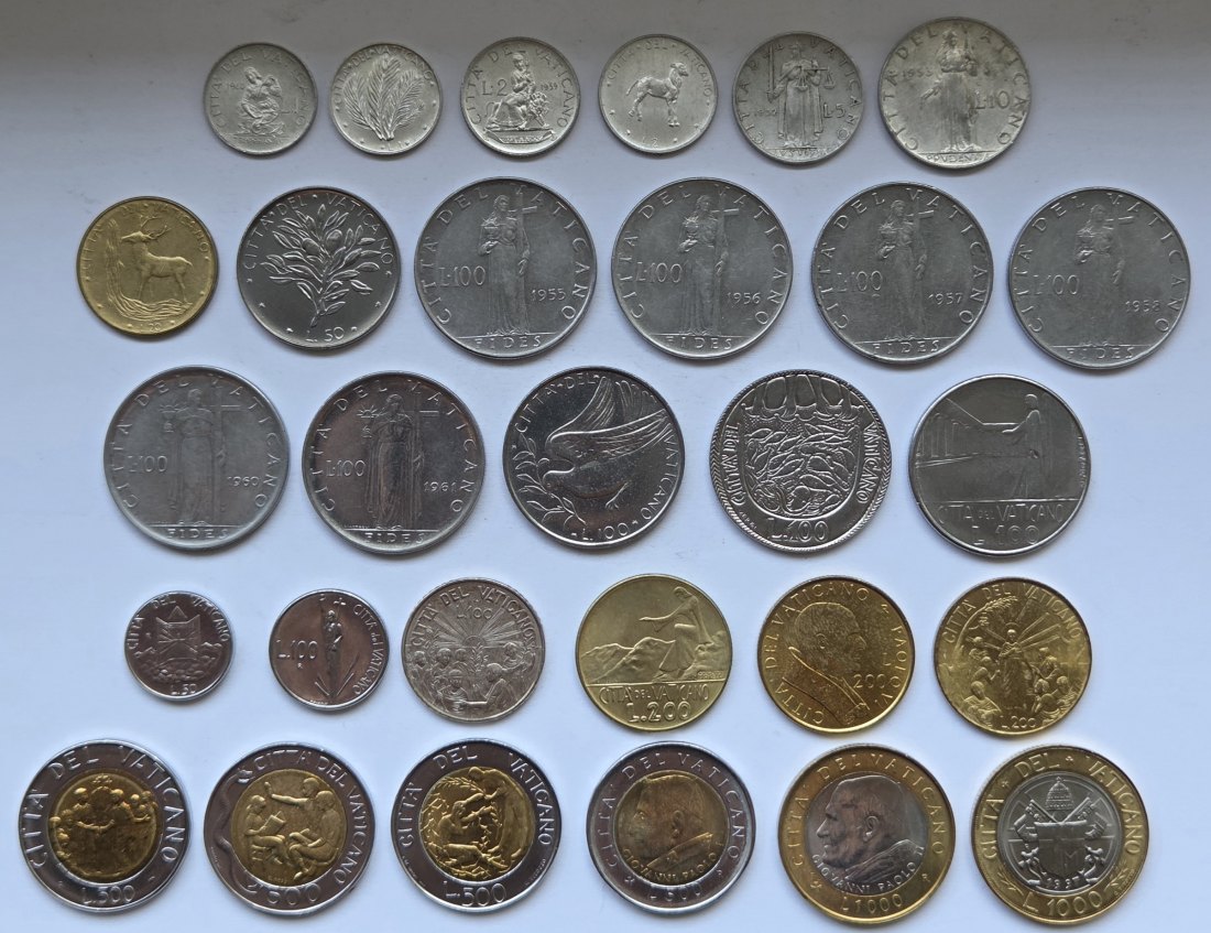  Vatikan: Lot aus 29 verschiedenen Lire-Münzen   