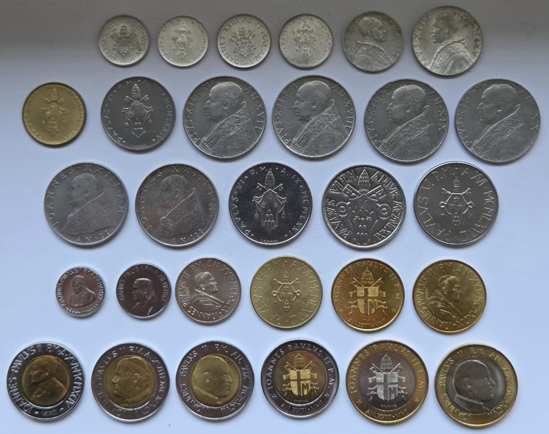  Vatikan: Lot aus 29 verschiedenen Lire-Münzen   