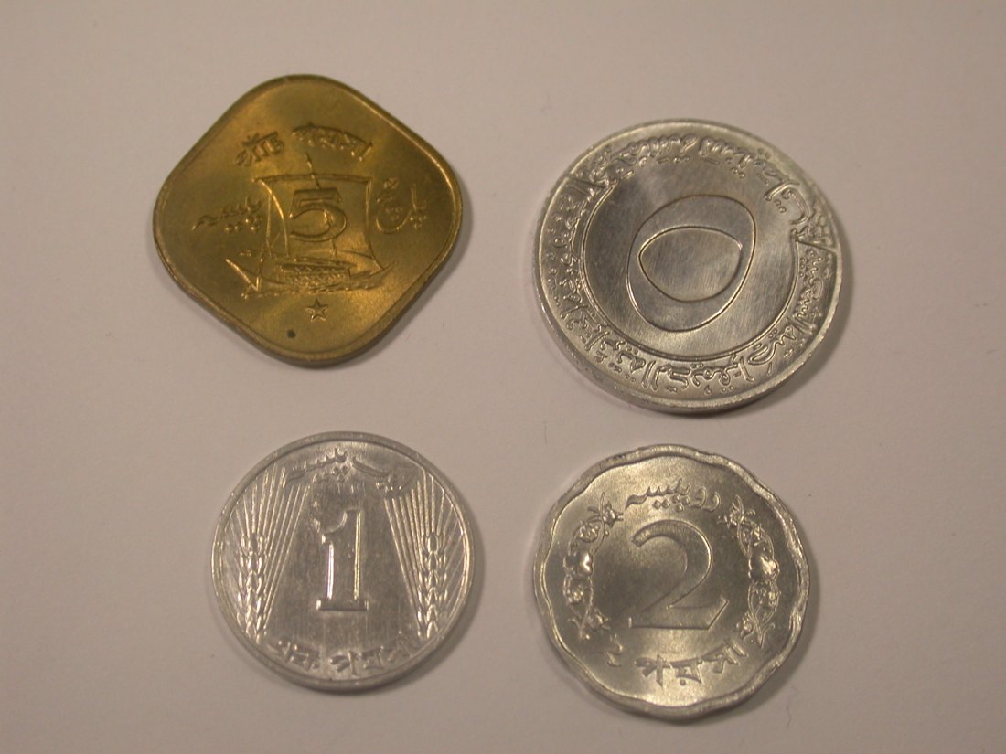 J31  4 Kleinmünzen in f. unc Arabien   Originalbilder   