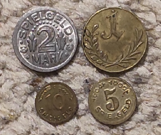  Spielgeld 4 Stück, 2 Mark, 1 Spielmünze, 10 Pfennig, 5 Pfennig   