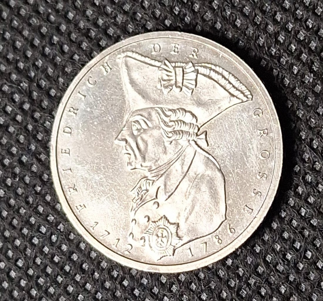  BRD Gedenkmünze: 5 DM 1986 F, Friedrich der Grosse in bankfrisch/Stempelglanz   