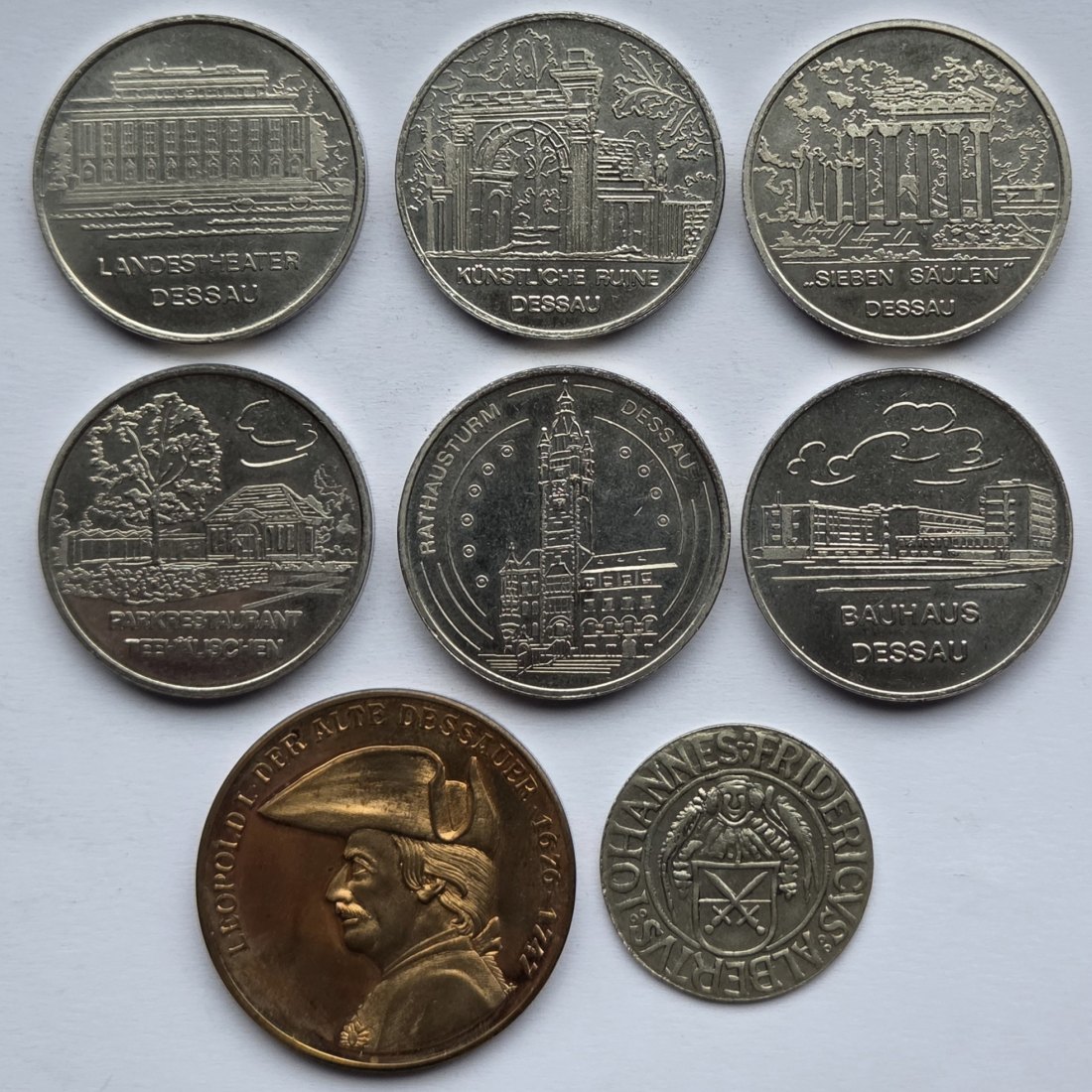  DDR: Lot aus acht verschiedenen Medaillen   