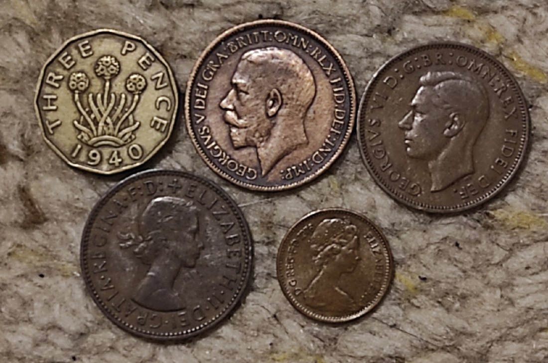  d012: Großbritannien Münzlot mit 5 verschiedenen älteren Münzen   