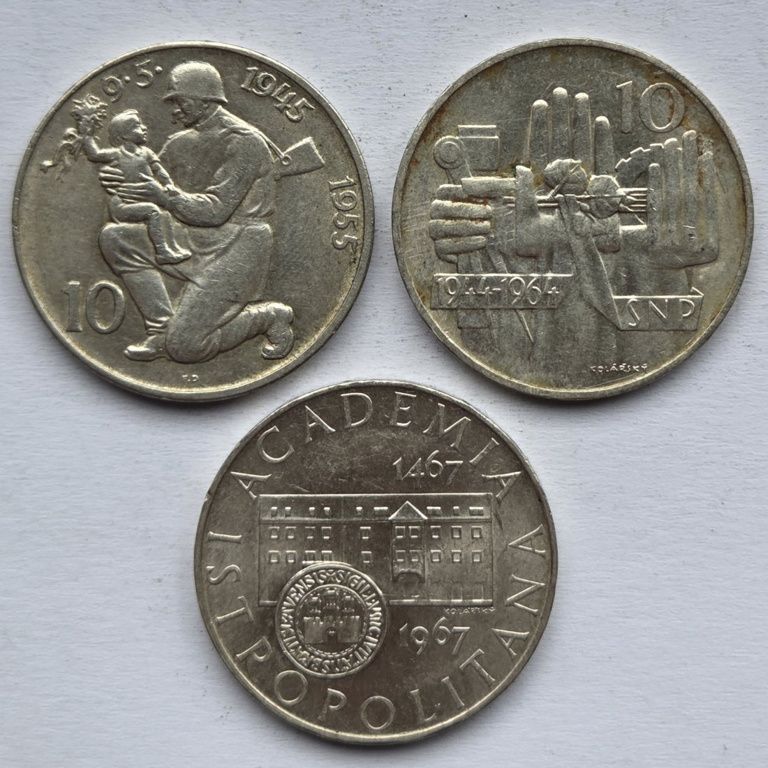  Tschechoslowakei: Drei verschiedene 10 Kronen, zusammen 18 g Feinsilber   