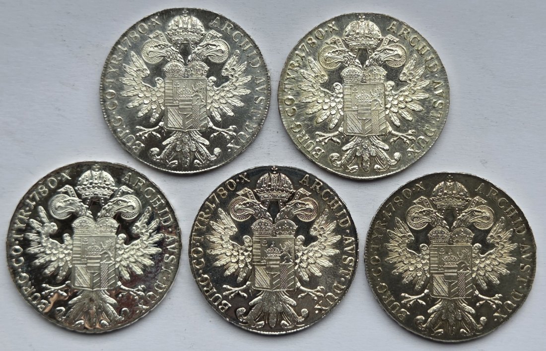  Österreich: Fünf Maria-Theresia-Taler, zusammen 116,5 g Feinsilber   