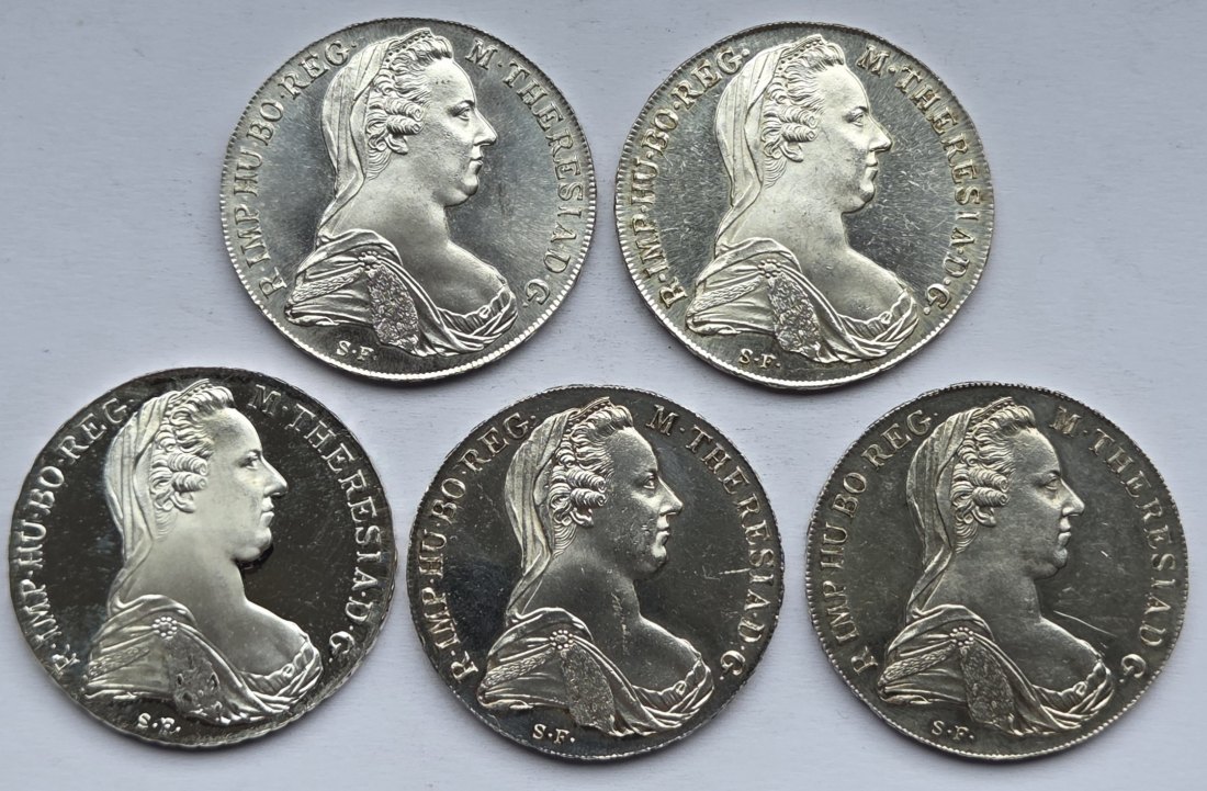  Österreich: Fünf Maria-Theresia-Taler, zusammen 116,5 g Feinsilber   