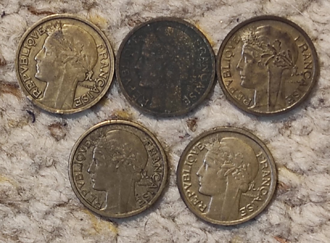 d016: Frankreich Münzlot mit 5 älteren verschiedenen 1 Franc-Stücken   