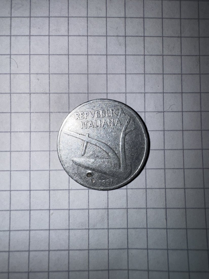  Italien, 10 Lire, 1951, leichte beschädigung   