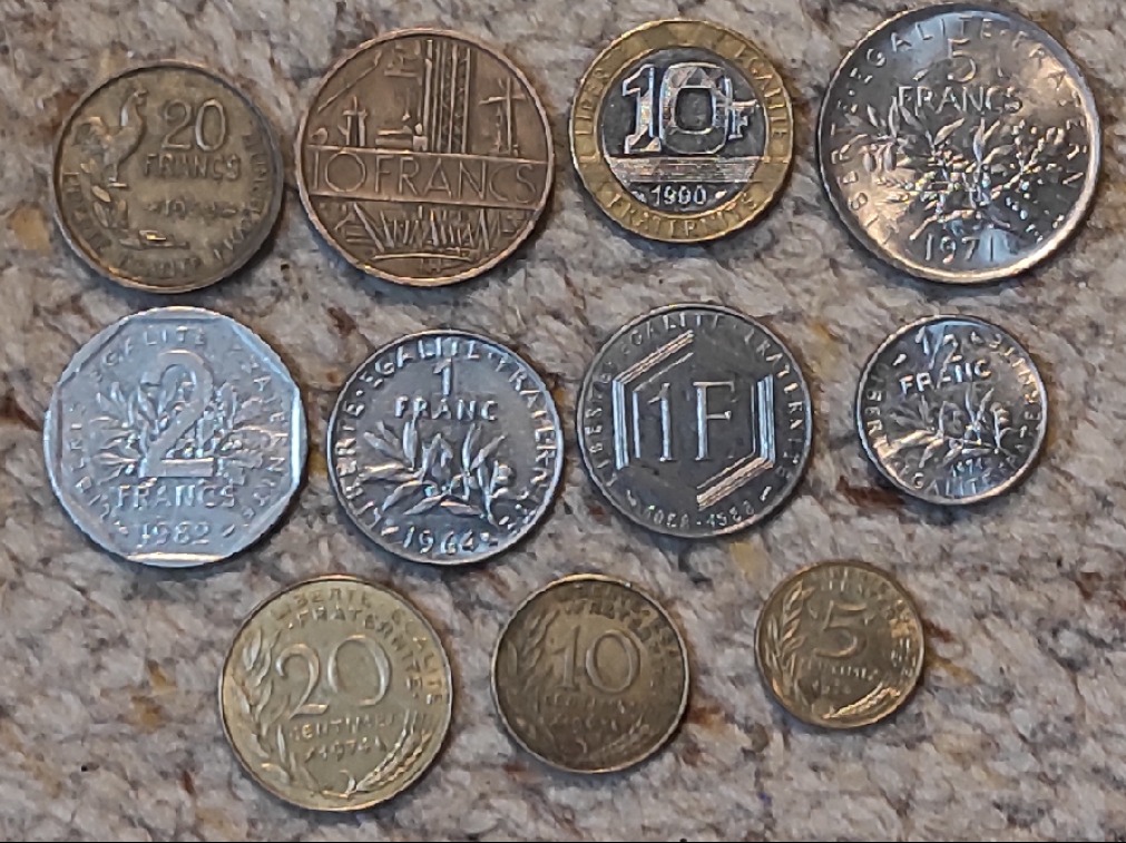  Set 045: Frankreich Münzlot mit 12 verschiedenen Münzen   