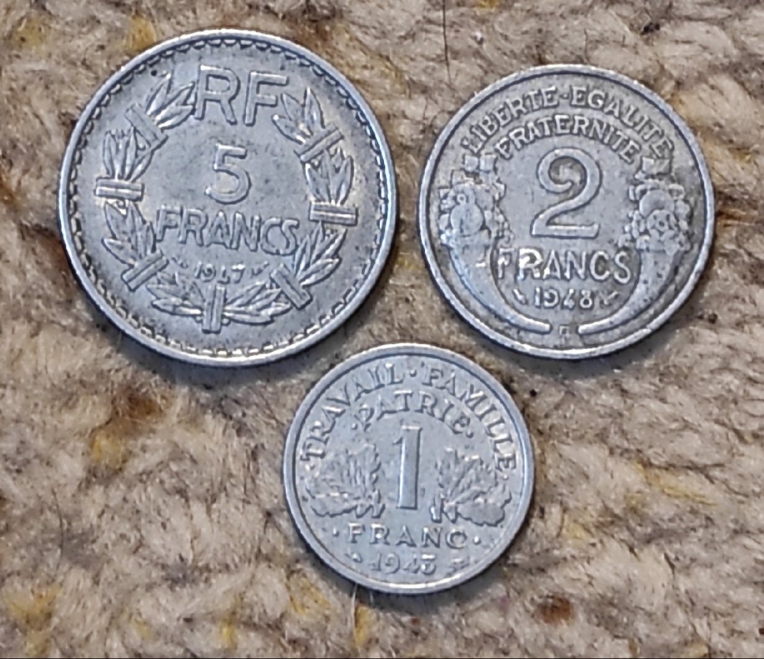  d30 Frankreich kleines Münzlot mit 3 Alu-Münzen, 1, 2, 5 Franc   