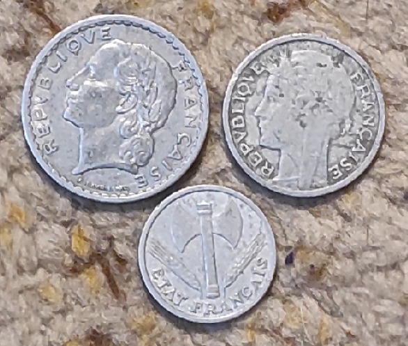  d30 Frankreich kleines Münzlot mit 3 Alu-Münzen, 1, 2, 5 Franc   