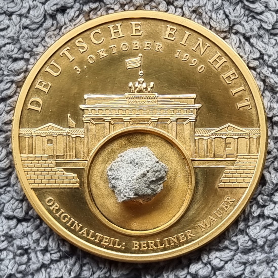  Medaille 1990, vergoldet. Deutsche Einheit mit original Berliner Mauerstück   