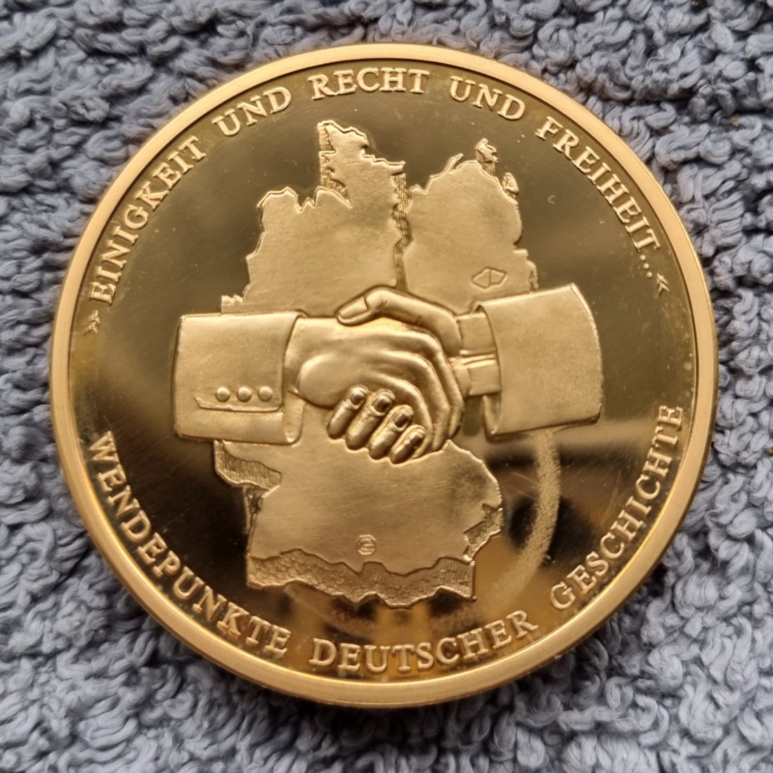  Medaille 1990, vergoldet. Deutsche Einheit mit original Berliner Mauerstück   