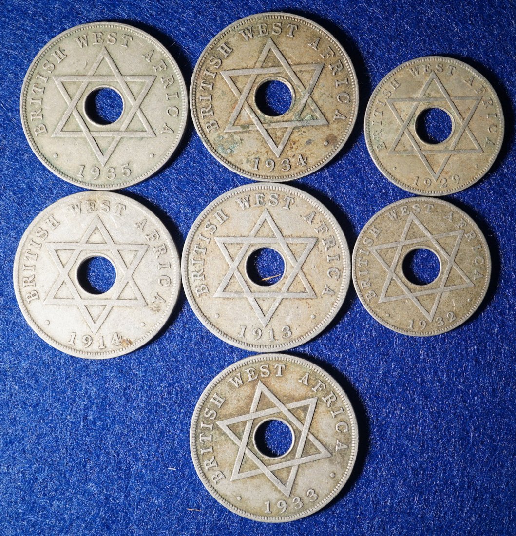  British West Africa, Konvolut von 7 One Penny / Half Penny, 1913-1935, seltenere dabei   