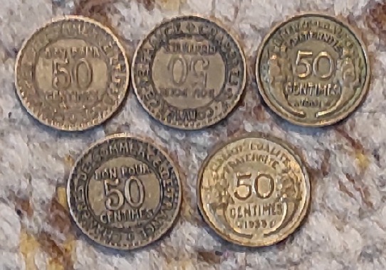  Frankreich kleines Münzlot mit 5 älteren 50 Centime Stücken verschiedener Jahrgänge   