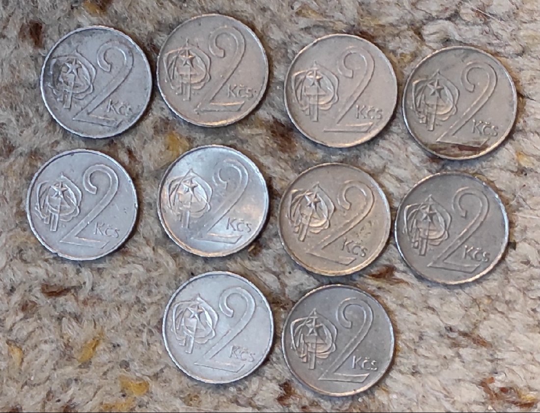  Set 095: Tschechoslowakei Münzlot mit 10 verschiedenen Jahrgängen von 2 Kronen Stücken   