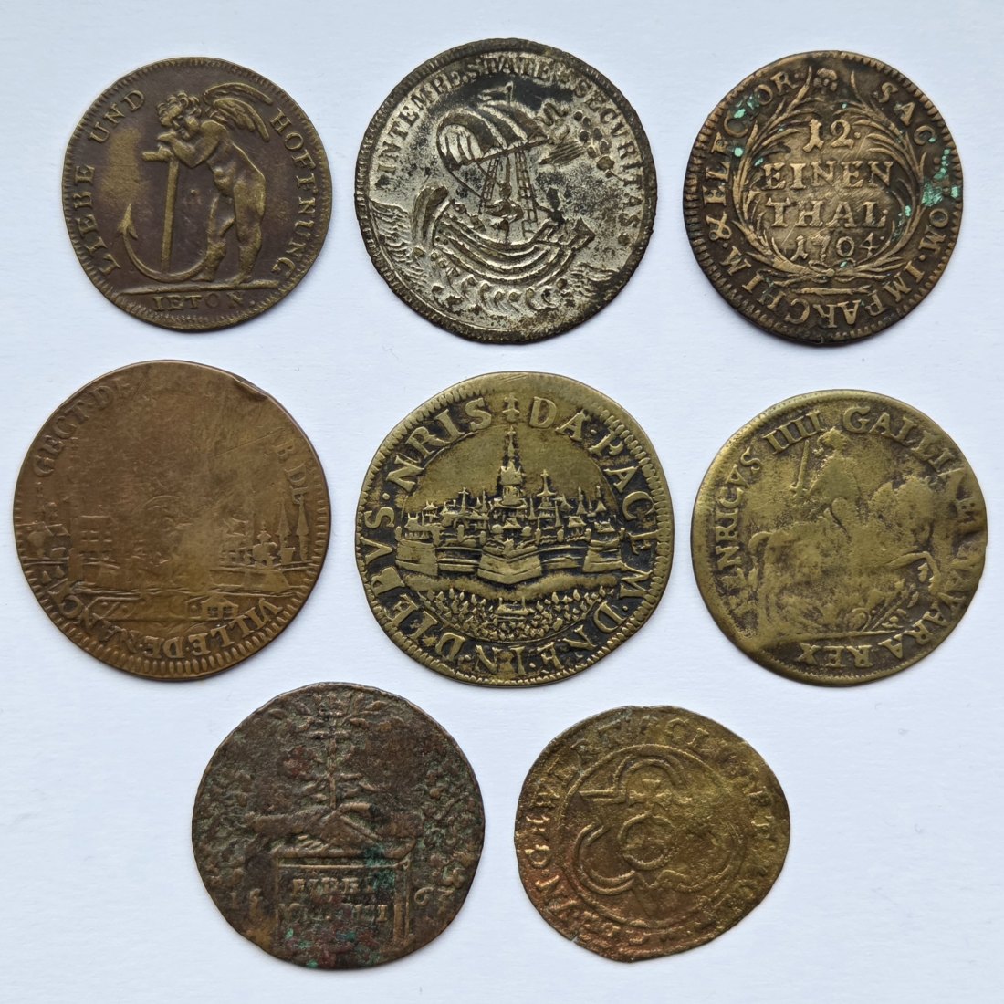  Lot aus acht Jetons/Rechenpfennigen   