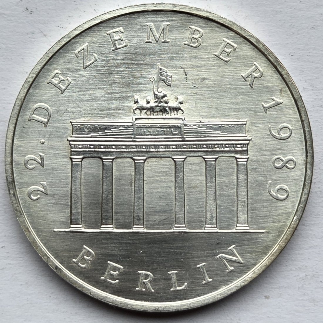  DDR: 20 Mark Brandenburger Tor 1990 in Silber, 18,2 g Feinsilber   