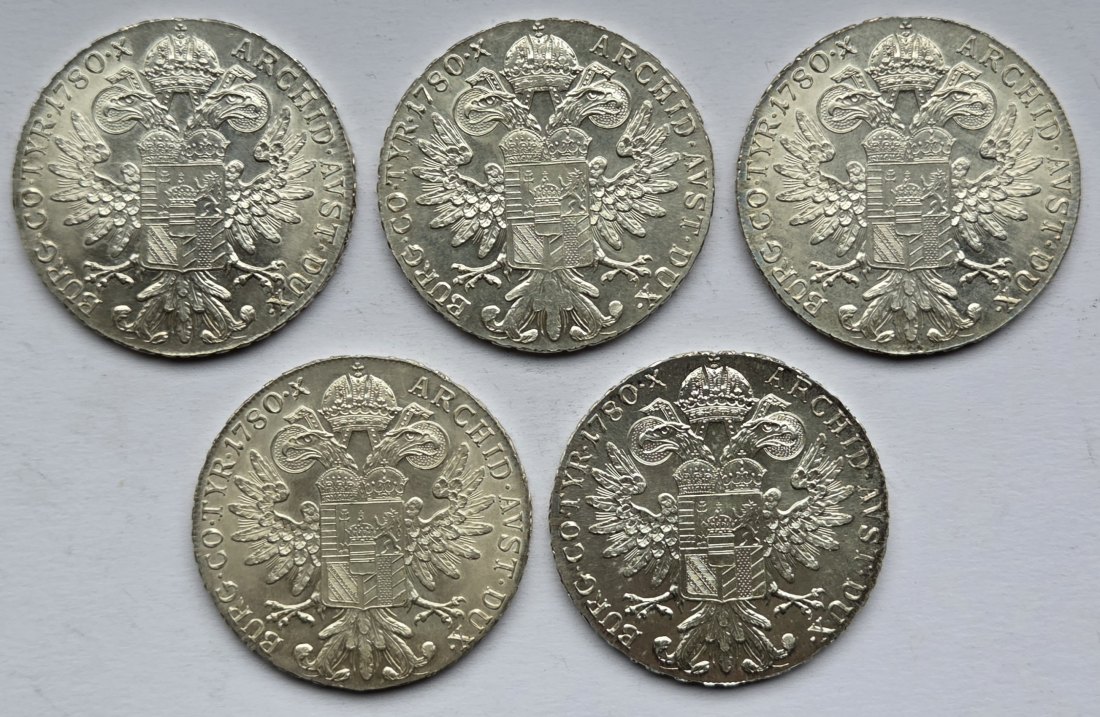  Österreich: Fünf Maria-Theresia-Taler, zusammen 116,5 g Feinsilber   